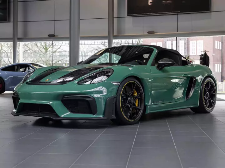 Porsche 718 Spyder RS (982) painted in Auratium Green