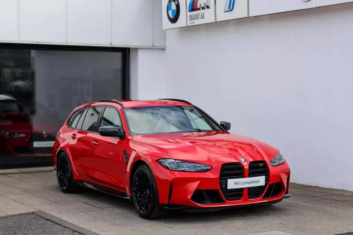BMW M3 Touring (G81) painted in Rosso Corsa