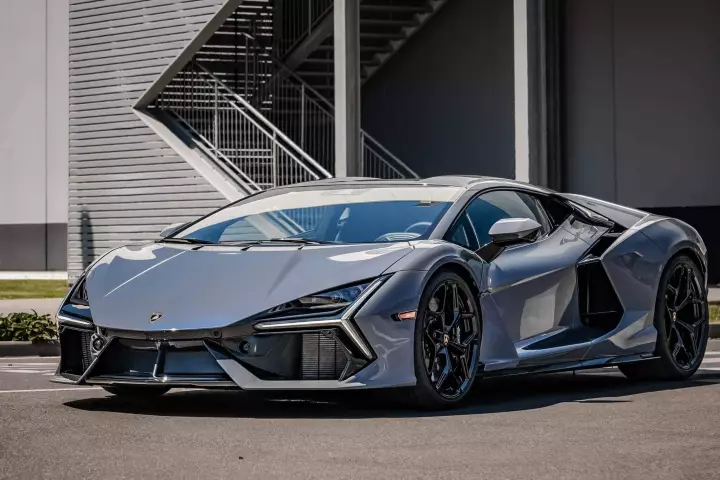 Lamborghini Revuelto painted in Grigio Serget