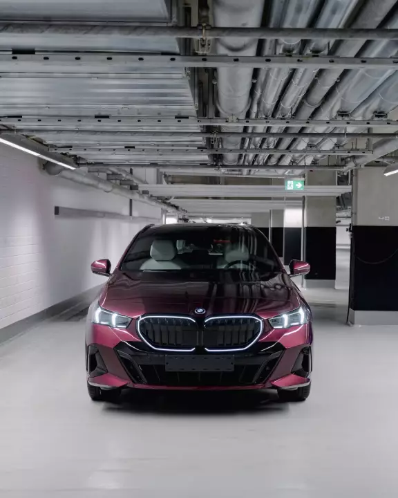 BMW 5 Series Touring (G61) painted in Wildberry