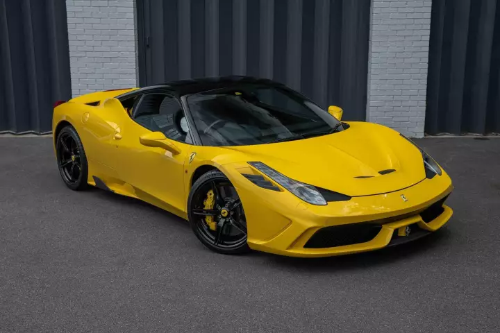 Ferrari 458 Speciale painted in Giallo Modena and Nero DS