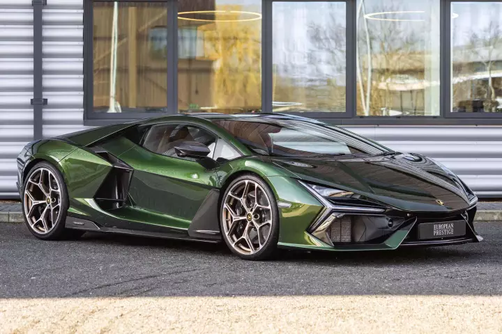 Lamborghini Revuelto painted in Verde Ermes