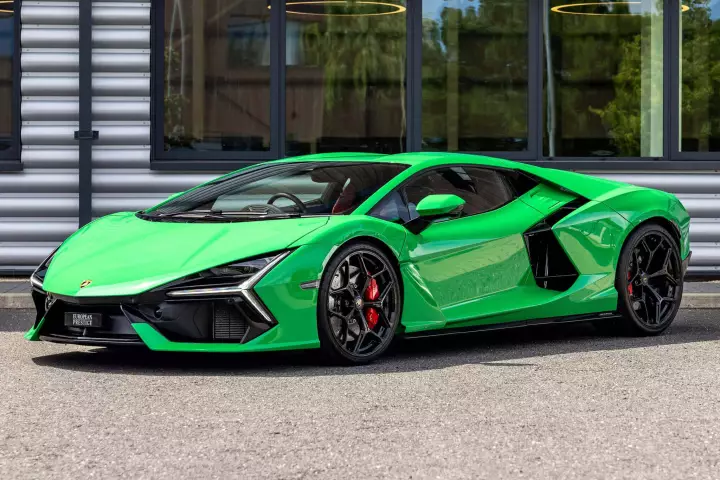 Lamborghini Revuelto painted in Verde Viper