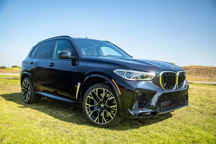 BMW X5 M (G05) painted in Carbon Black