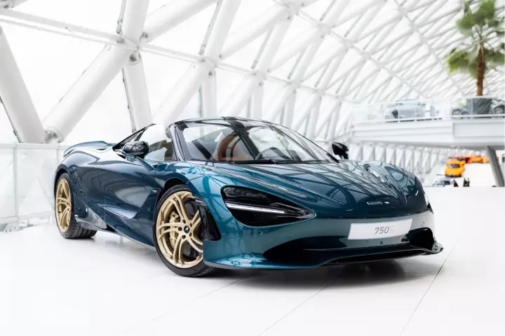 McLaren 750S Spider painted in Serpentine