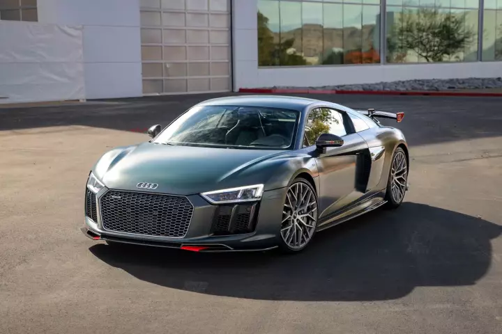 Audi R8 (4S) painted in Camouflage Green Matte