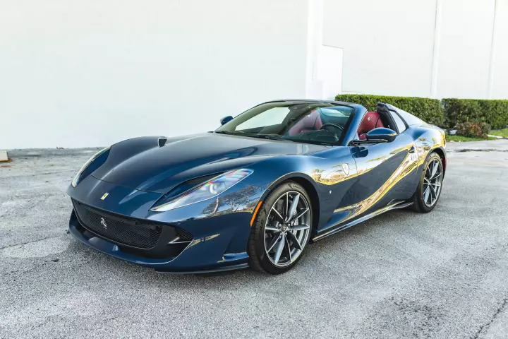 Ferrari 812 GTS painted in Blu Ahrabian