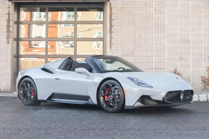 Maserati MC20 Cielo painted in Grigio Incognito