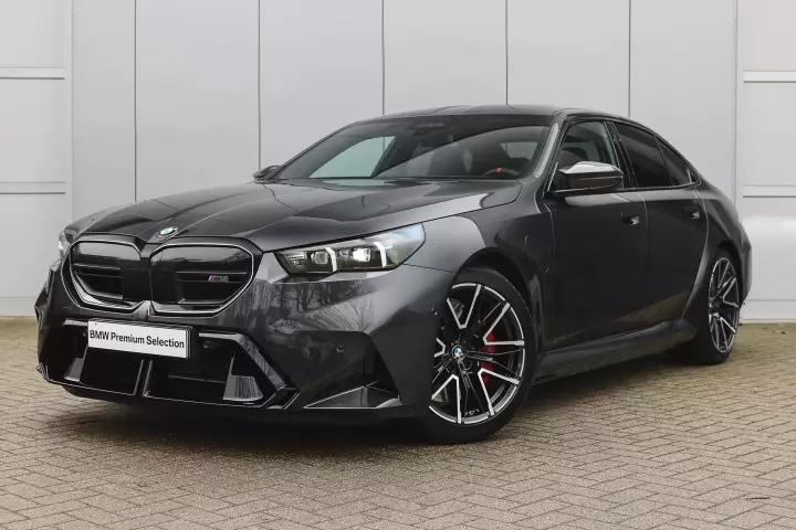 BMW M5 (G90) painted in Sophisto Grey II