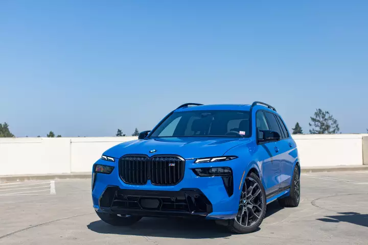 BMW X7 (G07) painted in Santorini Blue