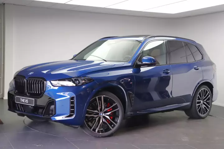 BMW X5 (G05 LCI) painted in Avus Blue