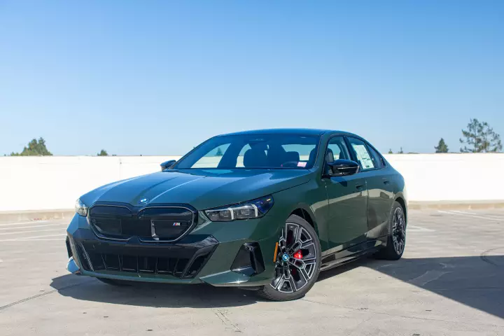 BMW 5 Series (G60) painted in Brewster Green