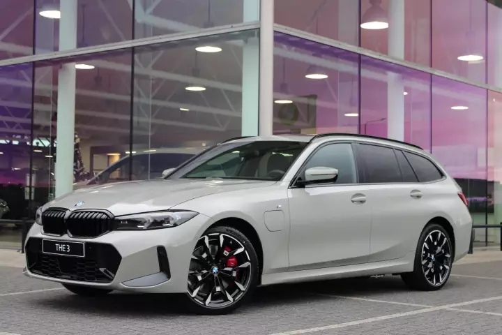 BMW 3 Series Touring (G21) painted in Fashion Grey