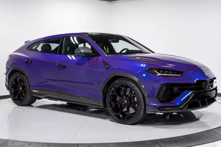 Lamborghini Urus Performante painted in Viola Mithras