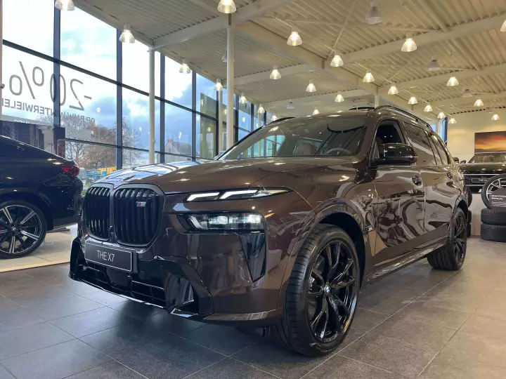 BMW X7 (G07) painted in Macadamia Metallic