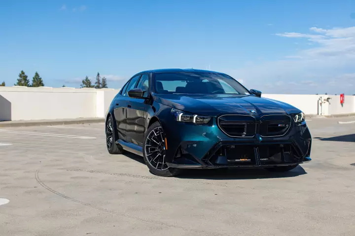 BMW M5 (G90) painted in Malachite Green Dark