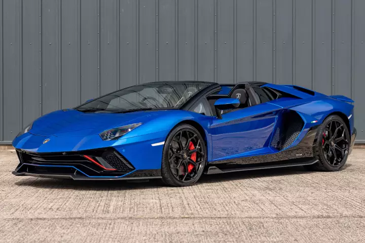 Lamborghini Aventador Ultimae Roadster (LP780-4) painted in Blu Nethuns