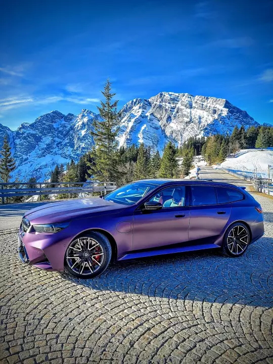 BMW M5 Touring (G99) painted in Frozen Purple