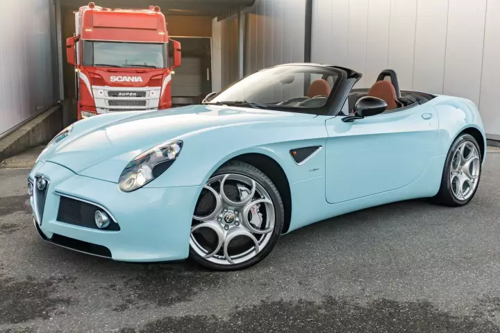 Alfa Romeo 8C Spider painted in Celeste