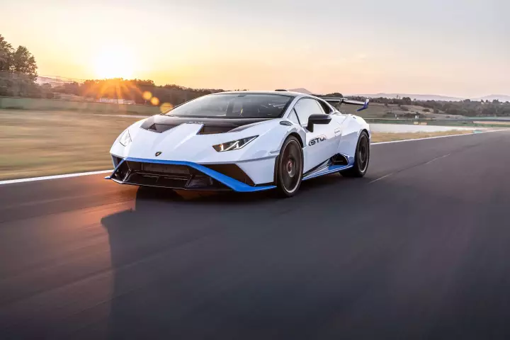 Lamborghini Huracán STO (LP640-2) painted in Bianco Asopo and Blu Nila