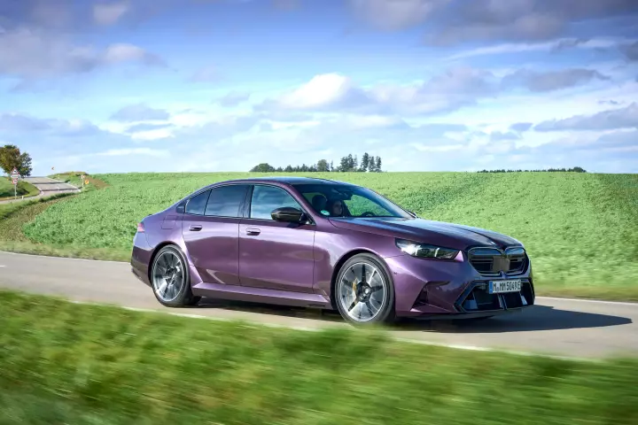 BMW M5 (G90) painted in Daytona Violet