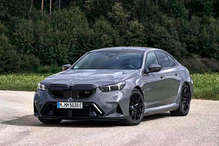 BMW M5 (G90) painted in Grigio Telesto