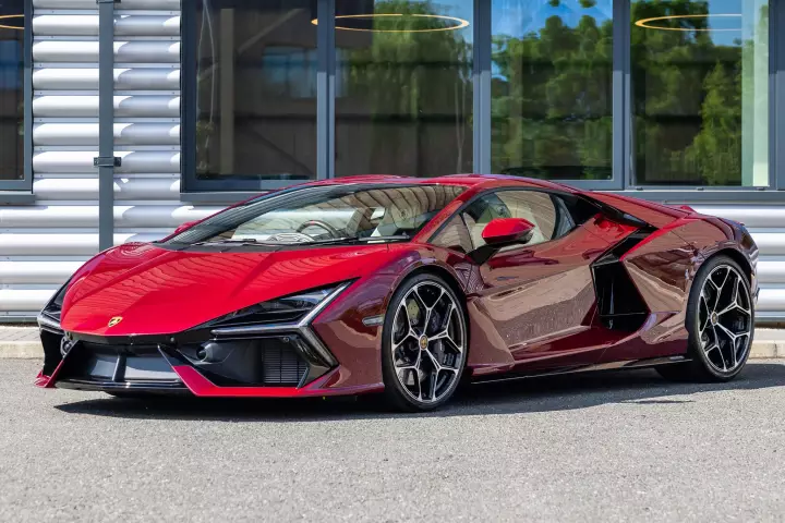 Lamborghini Revuelto painted in Amaranto