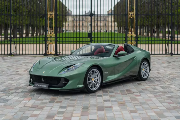 Ferrari 812 GTS painted in Verde Bottiglia