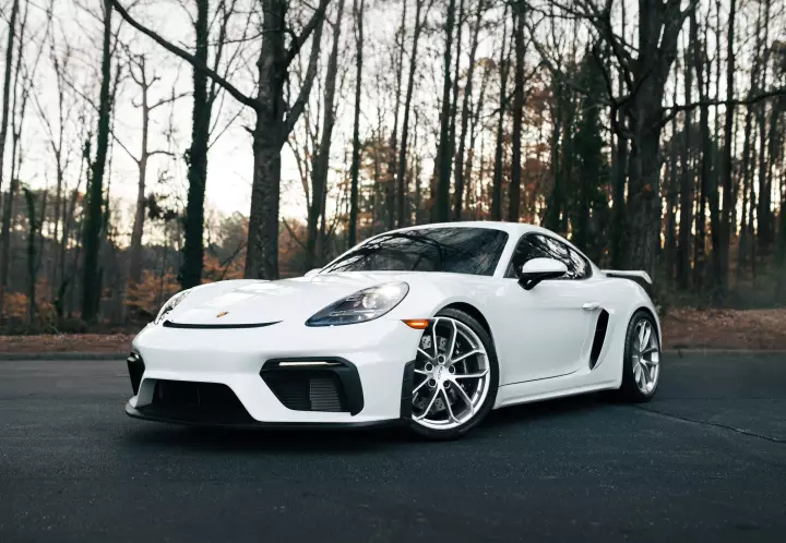 Porsche 718 Cayman GT4 (982) painted in Carrara White Metallic