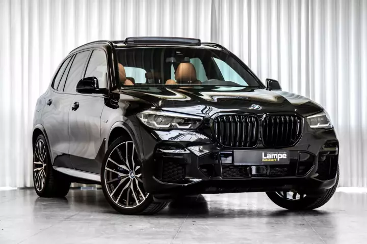 BMW X5 (G05) painted in Sapphire Black