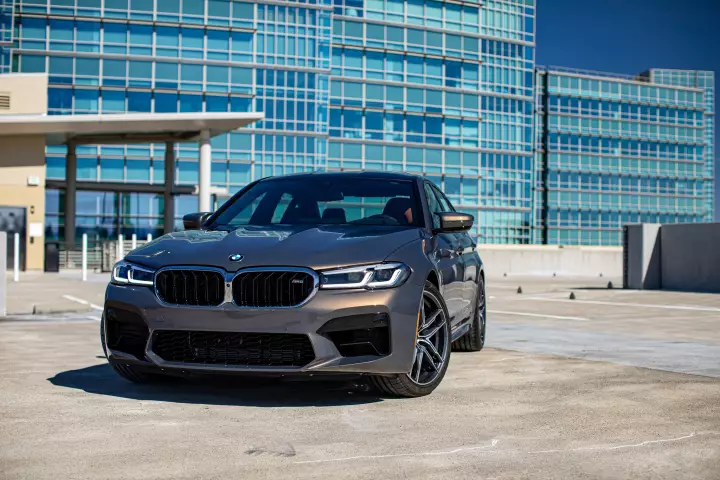 BMW M5 (F90) painted in Alvit Grey