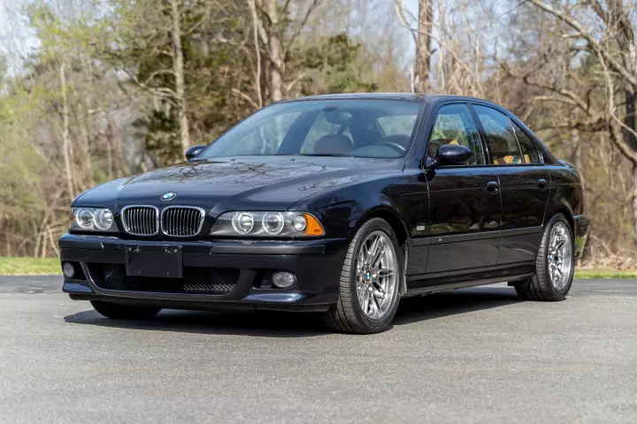 BMW M5 (E39) painted in Carbon Black