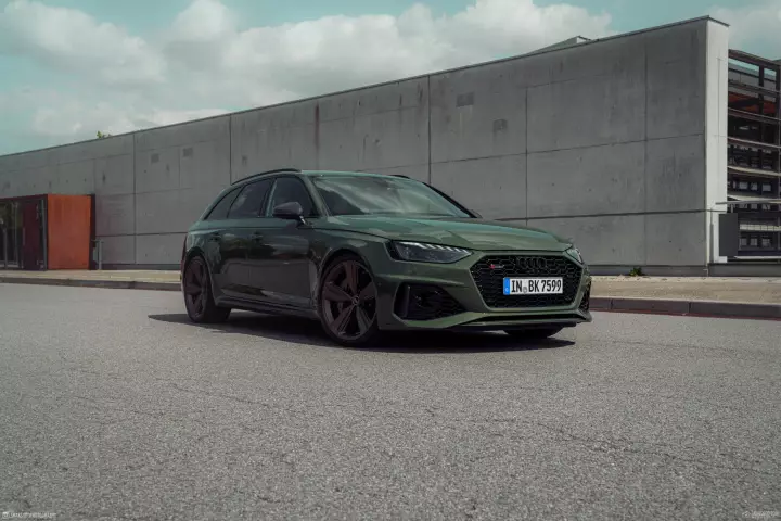 Audi RS4 Avant (B9) painted in District Green