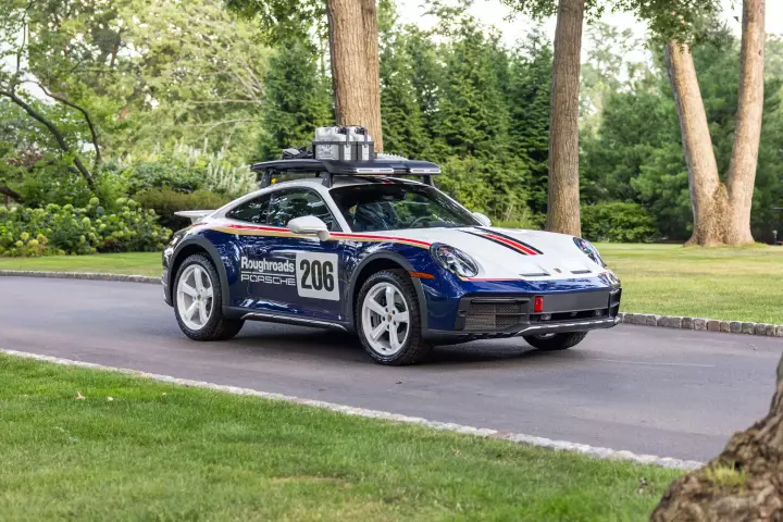 Porsche 911 Dakar (992) painted in Pure White and Gentian Blue Metallic