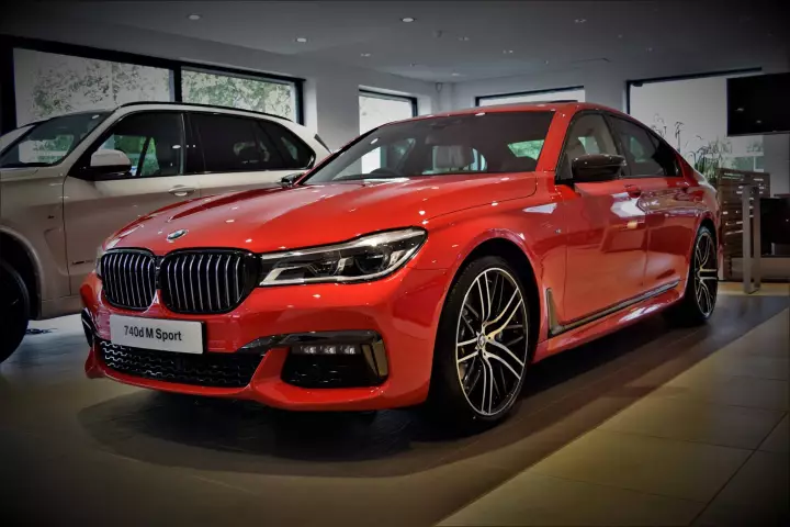 BMW 7 Series (G11) painted in Ferrari Red