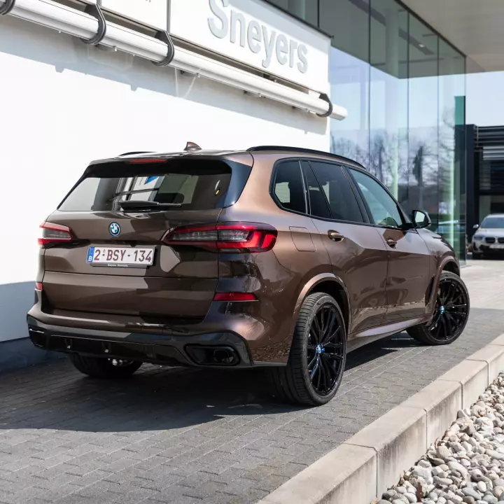 BMW X5 (G05) painted in Macadamia Metallic