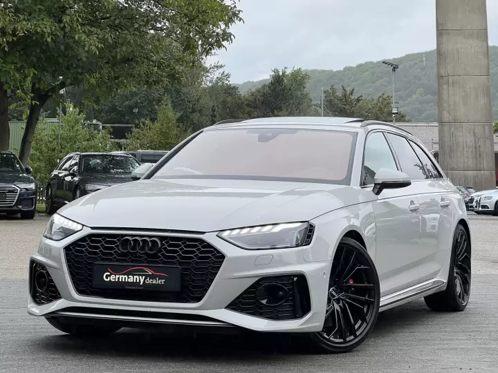 Audi RS4 Avant (B9) painted in Crayon