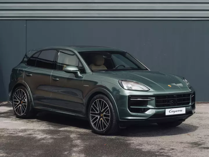 Porsche Cayenne (E3) painted in Malachite Green Metallic