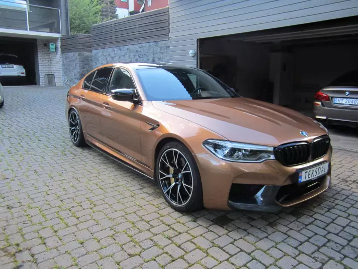BMW M5 (F90) painted in Zanzibar II