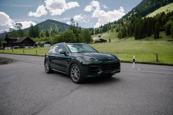 Porsche Cayenne (E3) painted in Jet Green Metallic