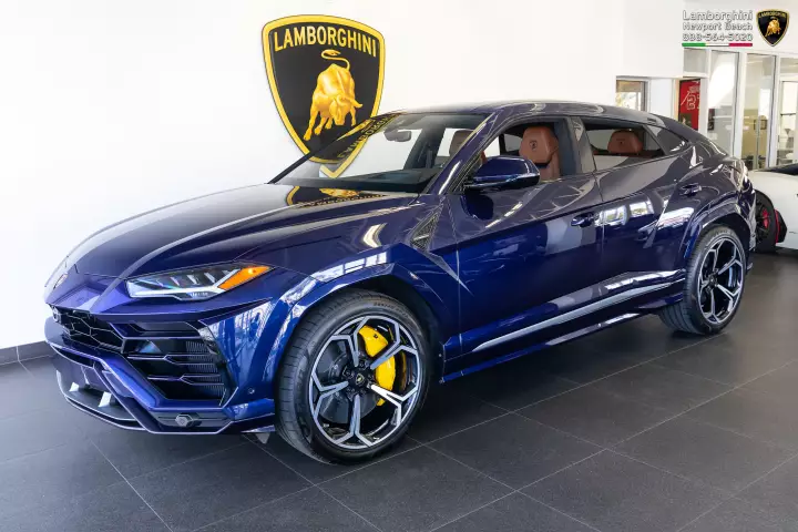 Lamborghini Urus painted in Blu Astraeus