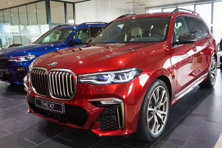 BMW X7 (G07) painted in Ruby Red II