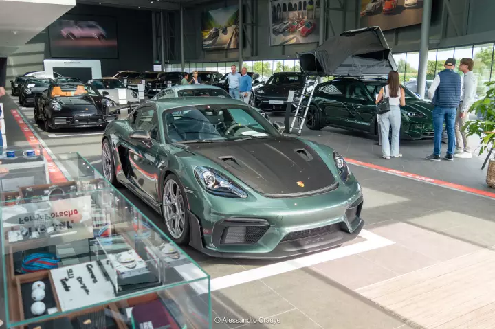 Porsche 718 Cayman GT4 RS (982) painted in Malachite Green Metallic