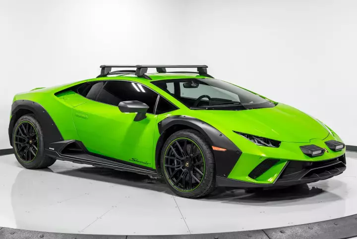 Lamborghini Huracán Sterrato painted in Verde Mantis