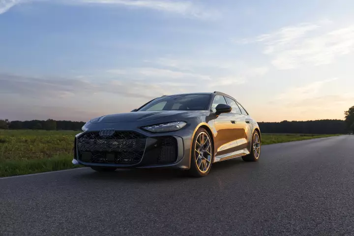 Audi RS5 Avant (B10) painted in Daytona Grey