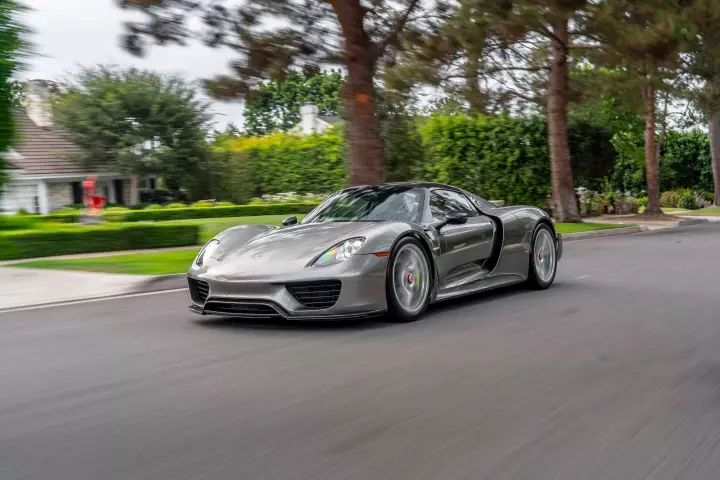 Porsche 918 Spyder painted in Liquid Metal Silver