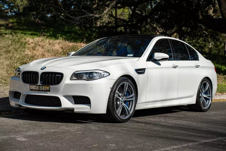 BMW M5 (F10) painted in Alpine White III