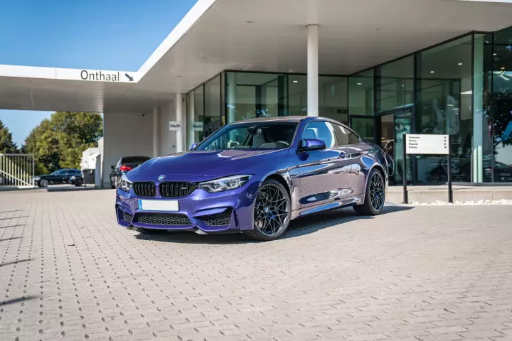 BMW M4 M Heritage Edition (F82) painted in Velvet Blue