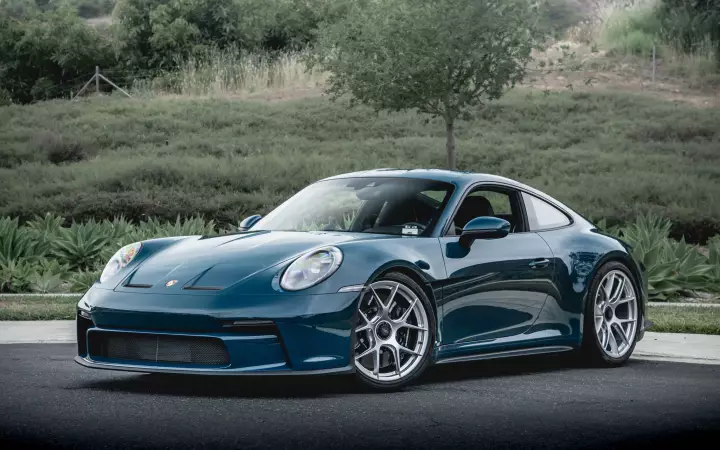 Porsche 911 S/T (992) painted in Fjord Green