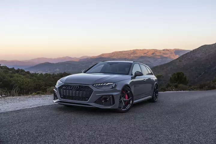 Audi RS4 Avant (B9) painted in Nardo Grey